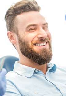 etiqueta de imagen alternativa: hombre sonriendo en el espejo dental