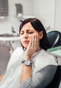 mujer con emergencia dental